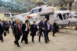 Министр промышленности и торговли России Денис Мантуров совместно с делегацией Индонезии посетил Казанский вертолетный завод