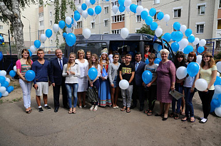 Казанский вертолетный завод холдинга «Вертолеты России» подарил микроавтобус детскому дому