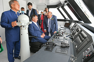 Президент Республики Татарстан осмотрел пассажирское судно на сжиженном природном газе «Чайка»