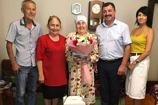 Машиностроители Татарстана поздравили ветерана, труженицу тыла с 90-летием