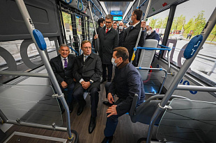 Президент Татарстана протестировал в Казани электробус КАМАЗ