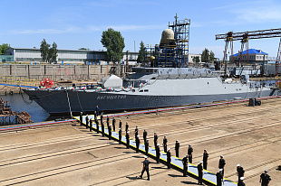 Торжественная церемония спуска на воду малого ракетного корабля проекта 21631 "Ингушетия"