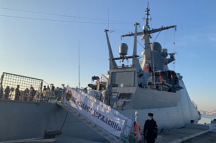 Торжественная церемония поднятия Андреевского флага на патрульном корабле «Павел Державин»