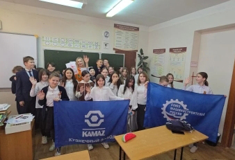 Сотрудники Кузнечного завода посетили подшефную школу