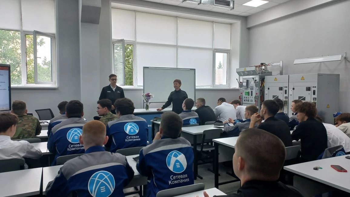 Совет молодёжи Завода двигателей ПАО «КАМАЗ» поздравил студентов с началом учебного года Совет молодёжи Завода двигателей ПАО «КАМАЗ» поздравил студентов с началом учебного года