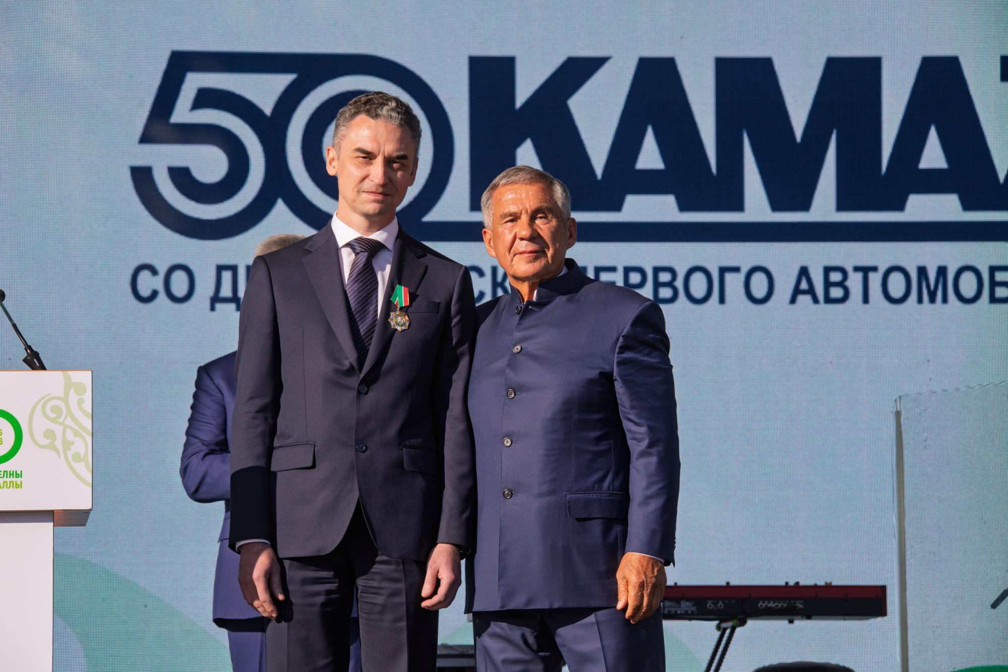 Раис Татарстана вручил камазовцам государственные награды на юбилее города Раис Татарстана вручил камазовцам государственные награды на юбилее города
