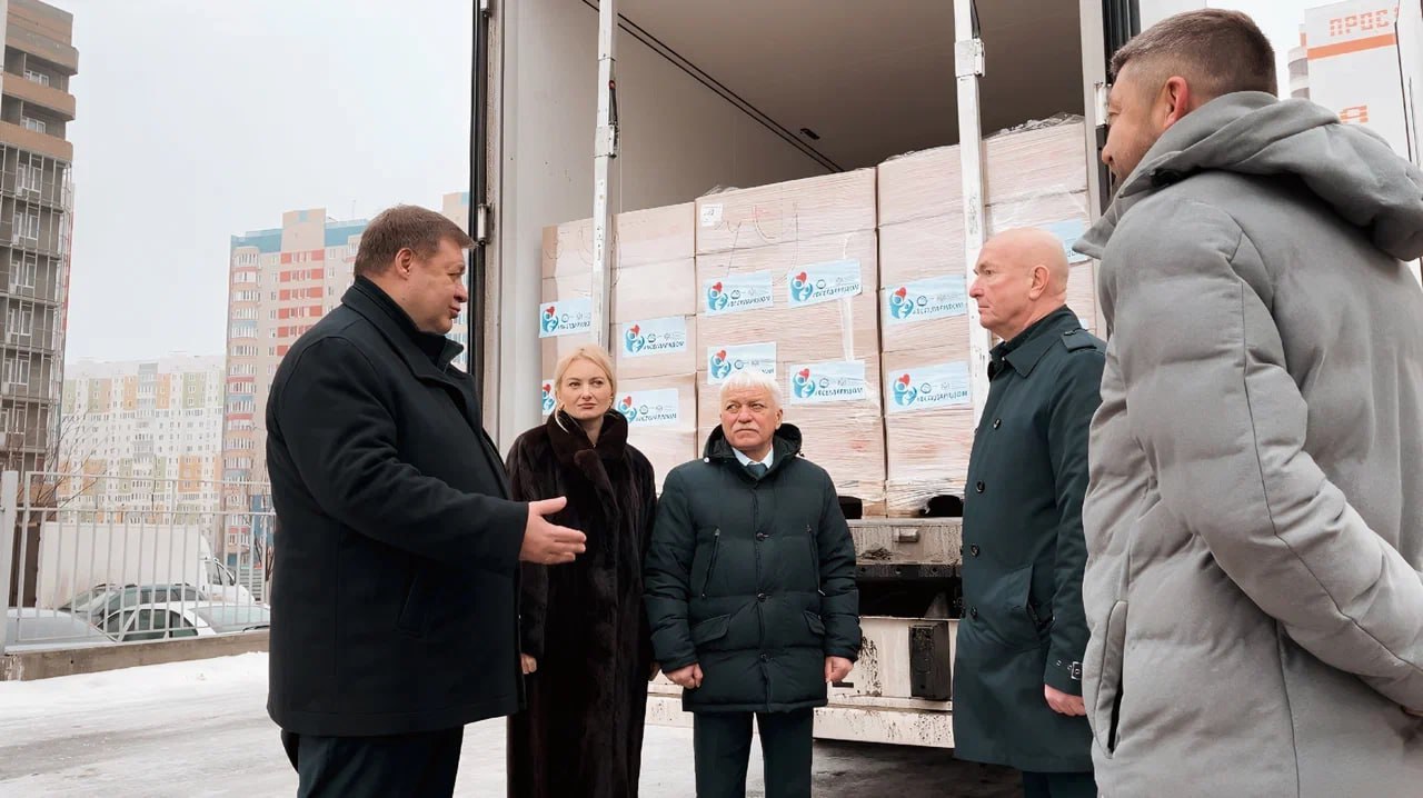 СОЮЗМАШ И РОСТЕХ ПРИВЕЗЛИ К ПРАЗДНИКАМ 20 000 НОВОГОДНИХ ПОДАРКОВ КУРЯНАМ
