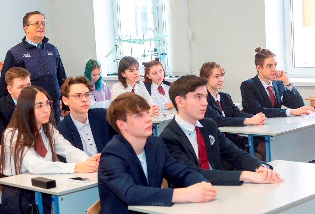 Камазовцы провели урок в школе № 30 Камазовцы провели урок в школе № 30