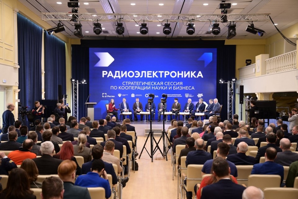 Госкорпорация Ростех запустила цикл из 10 стратегических сессий по кооперации науки и бизнеса. Госкорпорация Ростех запустила цикл из 10 стратегических сессий по кооперации науки и бизнеса.