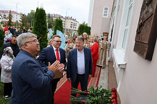 ПОЗиС открыл барельеф, посвящённый Олегу Лундстрему